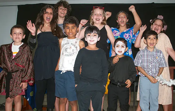 Imagen de finalización de las obras de la Gala 2. Esta es la penúltima antes de febrero del 2025, fecha en que finaliza el ciclo de teatro temporada 2024. En la foto, los 10 estudiantes de teatro del ciclo 2024