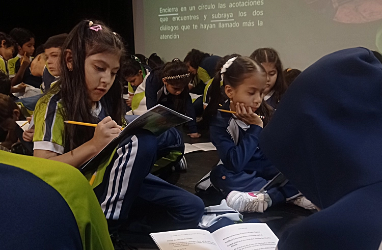 imagen que representa estudiantes ejercitando actividad lectora mediante una obra teatral, en el contexto del proyecto Vive Palabra, en Guayaquil-Ecuador.