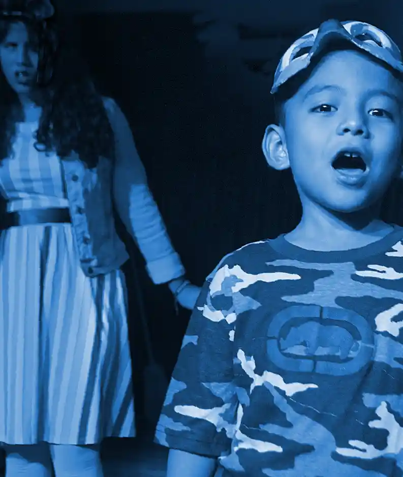 Foto de jóvenes estudiantes de actuación y teatro en el Nano Teatro, en el Comité Los Ceibos, de Guayaquil, www.sanlucascultura.com
