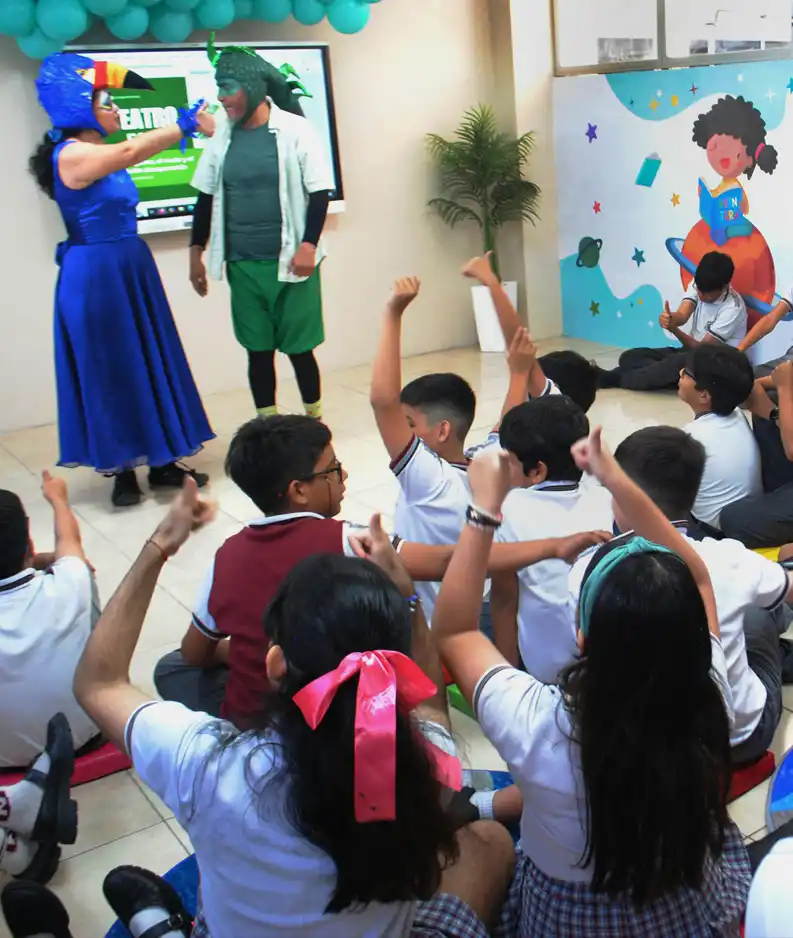 Estudiantes del colegio Novus durante una actividad del proyecto Vive Palabras, en la presentación de la obra teatral La Iguana, el tucán y el delfín desaparecido, en el contexto del proyecto Vive Palabras, de San Lucas Cultura, en Guayaquil, Ecuador