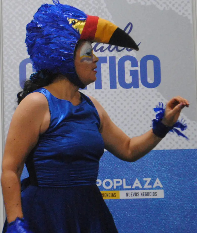 Sandra San Lucas en la interpretación del personaje el Tucán, en la presentación de la obra teatral La Iguana, el tucán y el delfín desaparecido, en el contexto del proyecto Vive Palabras, de San Lucas Cultura, en Guayaquil, Ecuador