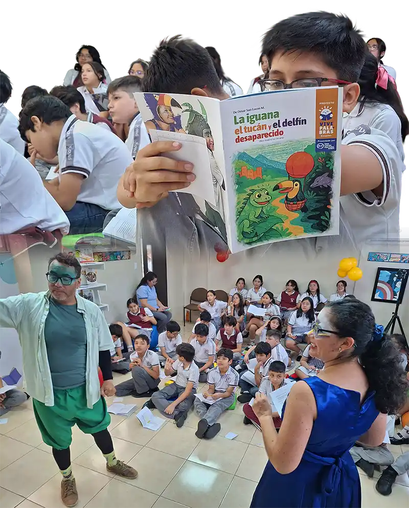 Foto composición de imágenes del proyecto de mediación lectora Vive Palabras, con un estudiante leyendo el guión escrito de la obra teatral La iguana, el tucán y el delfín desaparecido, escrito por Omar San Lucas; y presentación del análisis de la misma obra, con Sandra San Lucas, ante estudiantes del colegio Novus en la ciudad de Guayaquil, en Ecuador. El proyecto Vive Palabra es creado y presentado por  sanlucascultura.com